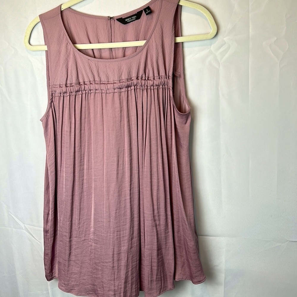 Simply Vera Sleeveless Tank Size Small Like new in Lilac Color.